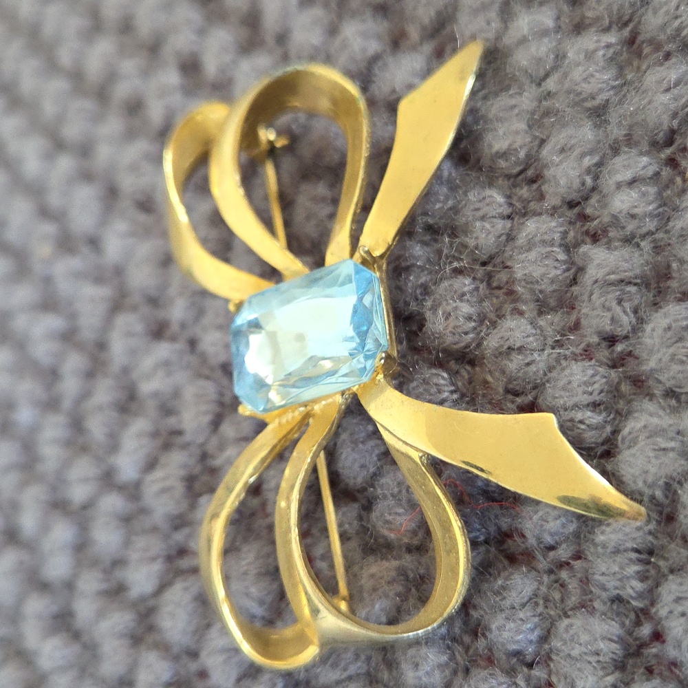 Bow Pin Brooch - Picture 2 of 3